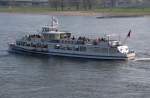 Von Kaiserswerth her kommt das Fahrgastschiff  Dssel  den Rhein am Golzheimer Ufer hinauf gefahren....6.4.2o12