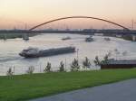  Brcke der Solidaritt  Nach Duisburg-Rheinhausen, fotorafiert vom Rheinpark Duisburg (km 774,5). 