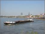 Ein Frachtschiff auf dem Rhein in Dsseldorf, aufgenommen am 22.04.2007.