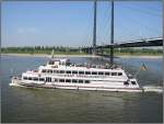 Das Ausflugschiff  Stadt Dsseldorf  hat gerade die Rheinkniebrcke in Dsseldorf passiert.