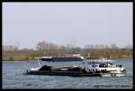 MS  Viking  von Zwolle, 02325951 und TMS  Nancy von Basel, 07001915 im Begegnungsverkehr.