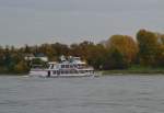 Das Fahrgastschiff Düsseldorf fährt rheinaufwärts bei Düsseldorf-Kaiserswerth. 21 10.2012