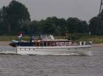 Diese schöne niederländische Yacht, Servulo, fährt auf dem Rhein in Richtung Wesel an Walsum vorbei.