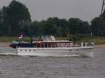 Diese schne niederlndische Yacht, Servulo, fhrt auf dem Rhein in Richtung Wesel an Walsum vorbei.