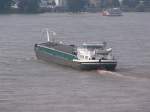 Die niederlndische  Catharina  fhrt in Dsseldorf in Richtung Duisburg. Im Hintergrund sieht man noch einen Ausflugsdampfer. Das Foto stammt vom 12.08.2007