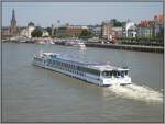 Kreuzfahrtschiff  River Explorer  fhrt am 15.07.2007 rheinabwrts vor der Dsseldorfer Rheinpromenade. Die Aufnahme erfolgte von der Rheinkniebrcke aus.