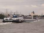 Die  Atlanta  fhrt auf dem Rhein in Richtung Duisburg.