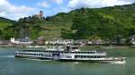 Deutschland, Rheinland-Pfalz, Hessen, Kaub. Die Goethe bei Kaub und der Burg Gutenfels. Am 4. August 1913 wurde die Goethe als letzter Glattdeckdampfer fr den kombinierten Personen- und Gtertransport von der Preuisch-Rheinischen-Dampfschiffahrtgesellschaft (PRDG) in Dienst gestellt. Bis 2008 war die Goethe der letzte auf dem deutschen Rhein fahrende Schaufelraddampfer. Danach wurde sie dieselhydraulisch angetrieben. 01.07.2013