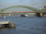 MS Vantage beladen mit Containern Rheinaufwaerts unter der Hohenzollernbruecke in Koeln.