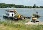 WSA Köln mit Schiff  Bonn  und Bagger bei Uferbereinigung in Wesseling - 23.06.2014
