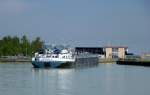 TMS  Equally , Millimeterarbeit bei der Einfahrt in die Schleusenkammer der Staustufe Rheinau(Rhinau) am Rheinseitenkanal, Aug.2014