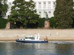 Das Streckenboot WSP 15 der Wasserschutzpolizei Rheinland-Pfalz (Baujahr 2009) am Morgen des 2. Juli 2015 auf Höhe des Koblenzer Schlosses und des Görres-Denkmals.