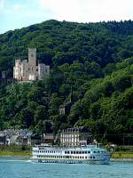 Das FGS  Prinses Christina  rheinabwärts unterwegs nach Koblenz, auf der Höhe des Schlosses Stolzenfels.