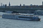 . Hotelschiff AROSA Flora; ENI 04810970; Bj 2013; L 135 m; B 11,45 m; Kapazität 183 Personen, nähert sich der Schiffsanlegestelle in Köln.  11.04.2016