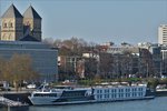 . Hotelschiff  exellence queen ; ENI 02333623; Bj 2011; L 110 m; B 11,45 m; kann 143 Passagiere befördern. Flagge Schweiz.  Am 11.04.2016 auf dem Rhein in Köln aufgenommen.