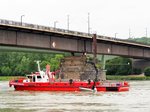 Das Beiboot von Feuerlöschboot RPL 1 der Feuerwehr Koblenz wird an der Horchheimer Eisenbahnbrücke zu Wasser gelassen, um vom Beiboot aus mögliche Schäden an der Brücke zu inspizieren. Kurz zuvor war die Ladung des Koppelverbandes Camaro V und VI mit dem Bauwerk kollidiert. (20. Mai 2016)