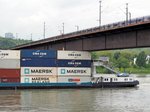 Zuletzt wird die Schiffsbrücke heruntergefahren, so dass ein oben auf den Containern stehendes Besatzungsmitglied den nunmehr  blinden  Schiffsführer lotsen muss. (20. Mai 2016)