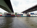 Wegen des viel zu geringen Abstandes kollidiert ein Container mit der Brücke; dadurch hat sich ein anderer Kühlcontainer deutlich verschoben.