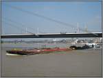 Am 12.08.2007 ist dieser Schubverband auf dem Rhein in Düsseldorf unterwegs und fährt gerade unter der Rheinkniebrücke durch.