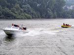 Rasante Fahrt: Freizeitspass am Niederwerth. Schlauchboot im Schlepptau (9. August 2015)