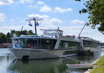 KFGS  Amalyra , hat in Straßburg festgemacht, 110m langes Kreuzfahrtschiff für 148 Passagiere, Heimathafen Basel/Schweiz, Baujahr 2009, Juli 2016