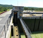 Rheinschleuse Marckolsheim/Elsa, Blick auf das geschlossene Schleusentor der groen Kammer, Juni 2016