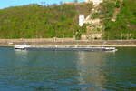 Tankmotorschiff  VIA VAI  unterhalb der Festung Ehrenbreitstein auf dem Rhein bei Koblenz.
