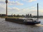 Tankmotorschiff  Celsius  bei Düsseldorf in Richtung Rheinkniebrücke am 29. Juli 2017.