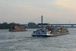Schiffsbegegnung auf dem Rhein bei Rees am 07.07.2017 in den Abendstunden.