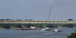 Blick von Rees auf den Rhein und die Brücke der B67 am 09.07.2017.