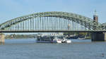 Der Passagierkatamaran  Rheinenergie  passiert die Hohenzollernbrücke in Köln. (Oktober 2011)