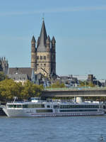 Das Flusskreuzfahrtschiff  Viking Helvetia  hat in Köln angelegt.
