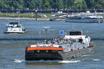 Das Tankmotorschiff  Synthese V  (04029530) auf dem Rhein.