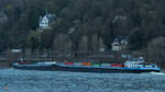 Der mit Containern beladene Verbund aus Schubleichter Manfred Deymann II (ENI: 02324926) und Motorschiff Manfred Deymann I (ENI: 02324818) ist hier auf dem Rhein zu sehen.