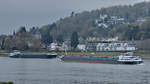 Die Schiffe VEERMAN (ENI: 02329919) und INA (ENI:02332254) auf dem Rhein unterwegs. (Unkel, April 2021)