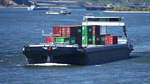 Das mit Containern beladene Gütermotorschiff AZOLLA (ENI: 02329306), welches Anfang April 2021 auf dem Rhein unterwegs war.