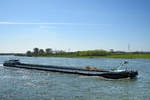 Im Bild das Gütermotorschiff ADRIAAN PIETER (ENI: 02327246), welches Mitte April 2021 auf dem Rhein unterwegs war.