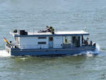 Das Hausboot YOLO war Mitte April 2021 auf dem Rhein bei Duisburg unterwegs.
