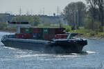 Das Gütermotorschiff AZOLLA (ENI: 02329306) auf Rückwärtsfahrt zum Logport I Terminal, so gesehen Mitte April 2021 in Duisburg.