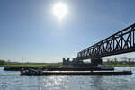 Die Motorschiffe FELICITAS II (ENI: 04007840) und ESCAPE (ENI: 02326988) begegnen sich unter der Hochfelder Eisenbahnbrücke in Duisburg. (April 2021)