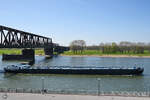 Das Tankmotorschiff UNITY (ENI: 02332409) unterwegs auf dem Rhein bei Duisburg. (April 2021)
