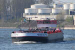 Das Tankmotorschiff ESCAPE (ENI: 02326988) auf dem Rhein unterwegs. (Duisburg, April 2021)