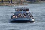 Das Tankmotorschiff FAVORIET (ENI: 02327490) auf dem Rhein bei Duisburg. (April 2021)