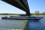 Das Gütermotorschiff ANNETTE (ENI: 04012410) und das Tankmotorschiff ENJOY (ENI: 02329914) treffen sich auf dem Rhein bei Duisburg. (April 2021)