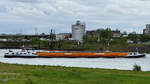 Das Gütermotorschiff VOLHARDING XI (ENI: 02205890) war Anfang Mai 2021 auf dem Rhein unterwegs. (Duisburg)