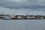 Ein mit Containern beladener Koppelverband bestehend aus ARCTIC (ENI: 02328895) und CIRCLE (ENI: 02325274) fährt rheinaufwärts. (Duisburg, April 2021)