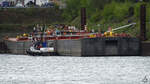 Ein Leichter (HGK265) wird gerade be- oder entladen. Im Bild ebenfalls zu sehen das Arbeitsboot BSR 4906 PROGRESS I (ENI: 02104619). (Duisburg, Mai 2021)