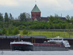 Das Gütermotorschiff ARMIRA (ENI: 02331195) auf dem Rhein unterwegs, so gesehen Anfang Mai 2021 in Duisburg.