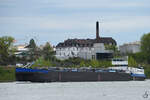 Im Bild das Tankmotorschiff VIKTORIA JAEGERS (ENI: 04502540), welches Anfang Mai 2021 auf dem Rhein bei Duisburg unterwegs war.