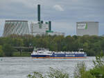 Das Tankmotorschiff ALOO (ENI: 0238434) auf dem Rhein, so gesehen Anfang Mai 2021 in Duisburg.